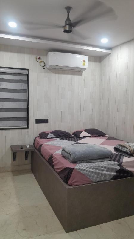 Swagan Home Stays Air Conditioned Deluxe ONE BED ROOM Studio Apartment - image 9
