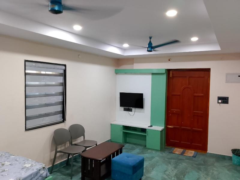 Swagan Home Stays Air Conditioned Deluxe ONE BED ROOM Studio Apartment - image 7