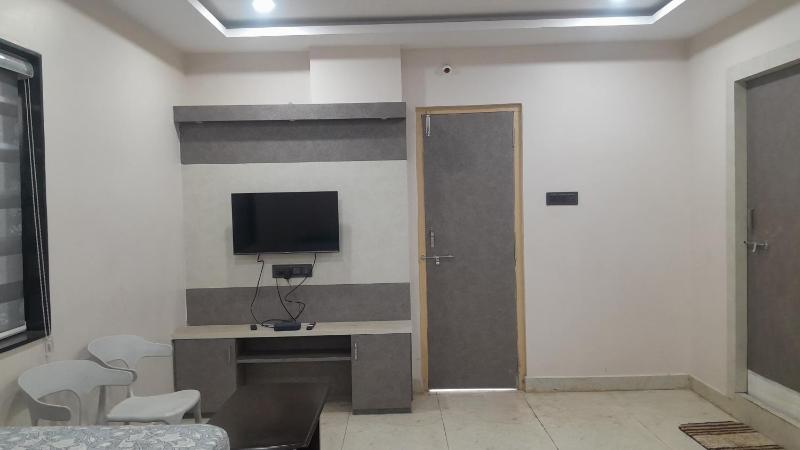 Swagan Home Stays Air Conditioned Deluxe ONE BED ROOM Studio Apartment - image 12