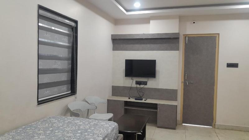 Swagan Home Stays Air Conditioned Deluxe ONE BED ROOM Studio Apartment - image 10