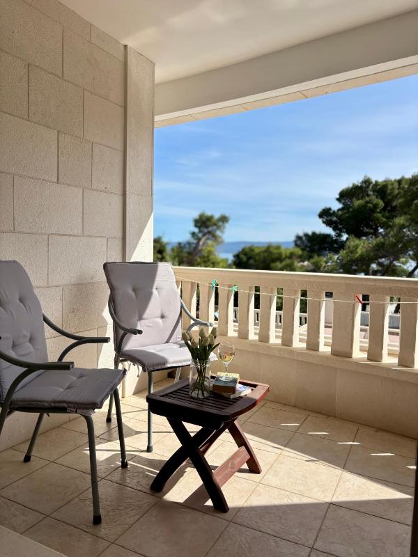 Double Room with Balcony image 2