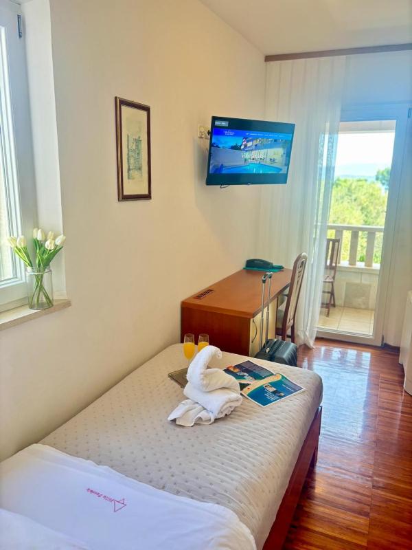 Single Room image 3