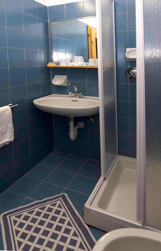 Standard Triple Room image 3