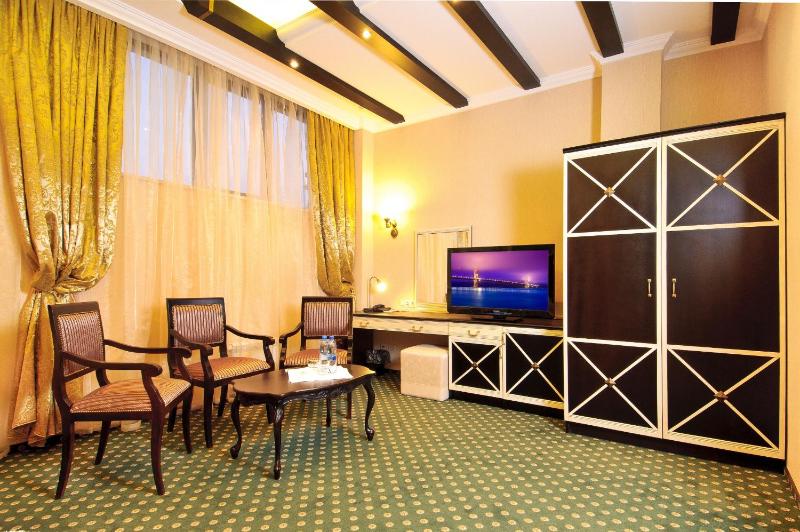 Standard Twin Room image 3