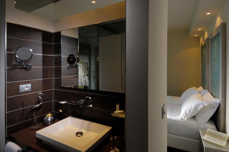 City Side Superior Triple Room with balcony and pool access image 4