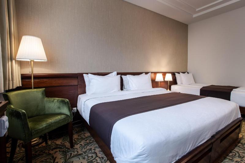 Twin Room with Balcony image 4