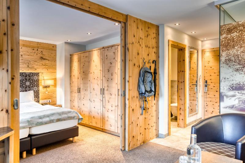 Junior Suite with Balcony image 3