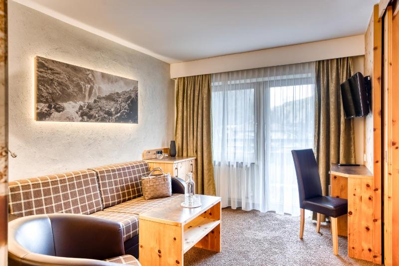 Junior Suite with Balcony image 1