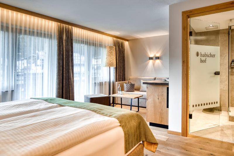 Deluxe Double Room with Balcony image 4