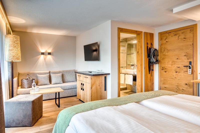 Deluxe Double Room with Balcony image 1