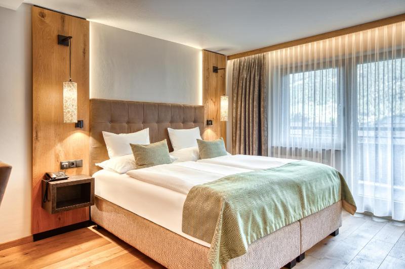 Deluxe Double Room with Balcony image 3