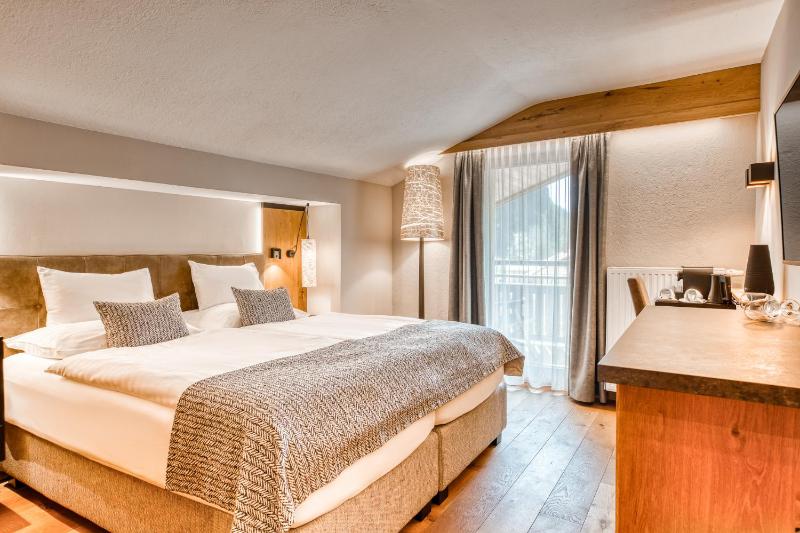Deluxe Family Suite with Balcony image 1