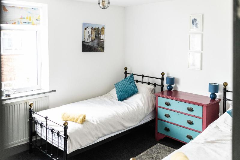 Quaint Fishermans Cottage 2-Bed with Sea Views - image 8