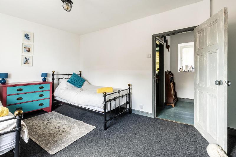 Quaint Fishermans Cottage 2-Bed with Sea Views - image 22