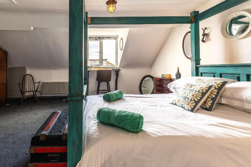Quaint Fishermans Cottage 2-Bed with Sea Views - image 10