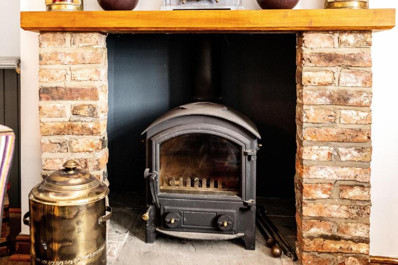 Quaint Fishermans Cottage 2-Bed with Sea Views - image 18