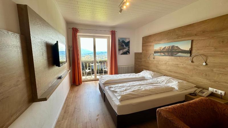 Double Room with Balcony and City View image 3