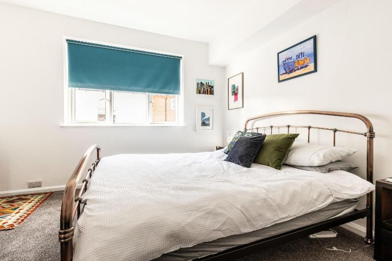 Mid-Century Seascape Home 3-Bed Free Parking - image 16