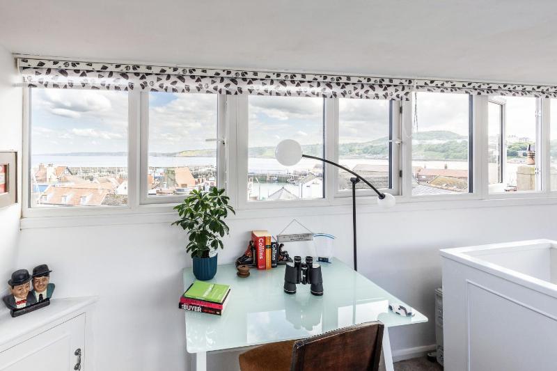 Mid-Century Seascape Home 3-Bed Free Parking - image 18