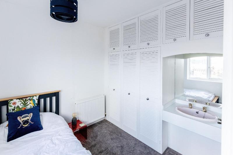Mid-Century Seascape Home 3-Bed Free Parking - image 13
