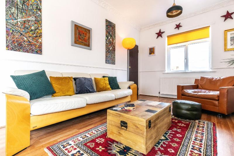 Mid-Century Seascape Home 3-Bed Free Parking - image 9