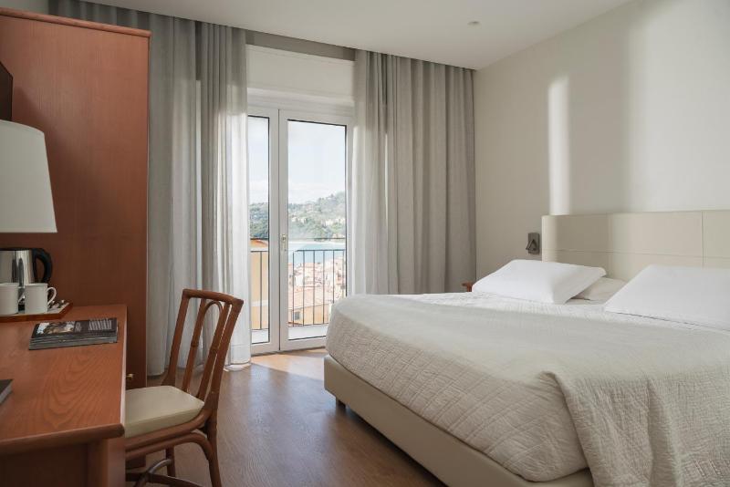 Double Room with Sea View image 2