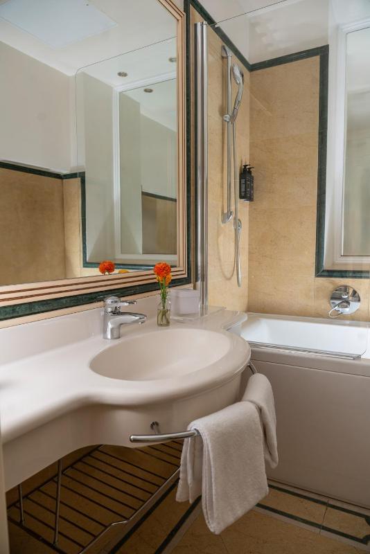 Deluxe Double Room with Balcony and Sea View image 3