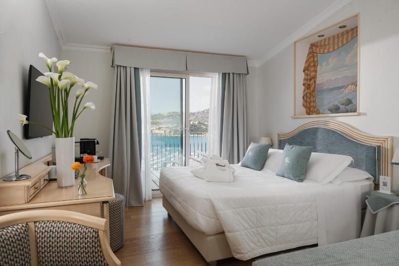 Deluxe Double Room with Balcony and Sea View image 1