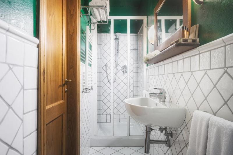 Classic Double Room image 4