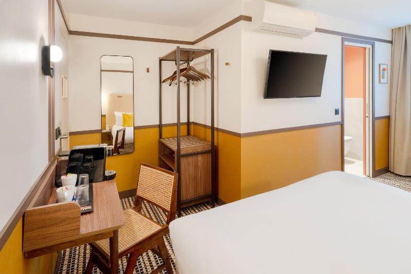 Executive Queen Room with Sofa Bed - Non-Smoking image 1