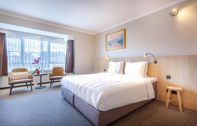 Classic Double Room image 4