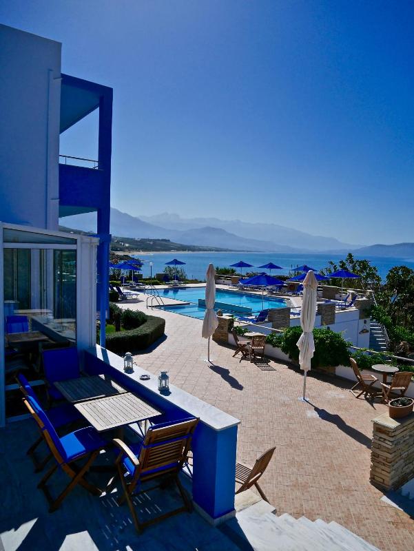 Double or Twin Room with Partial Sea View image 4