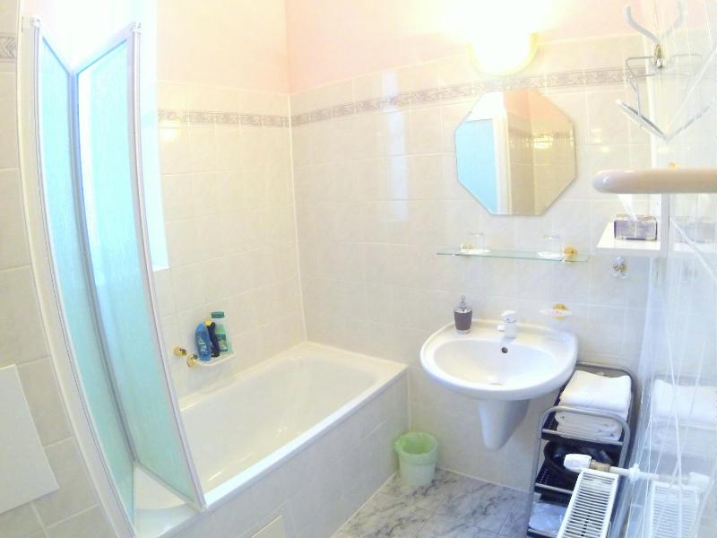 One-Bedroom Apartment with Garden View image 3