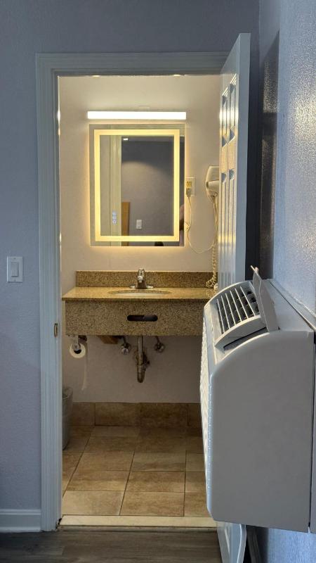 Deluxe Double Room - Non-Smoking image 4