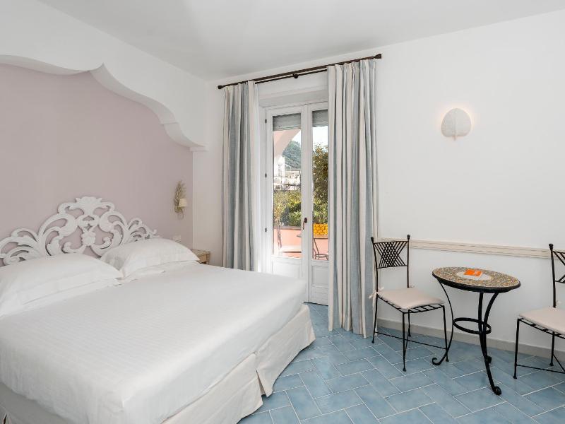 Deluxe Double Room with balcony and Garden View image 1