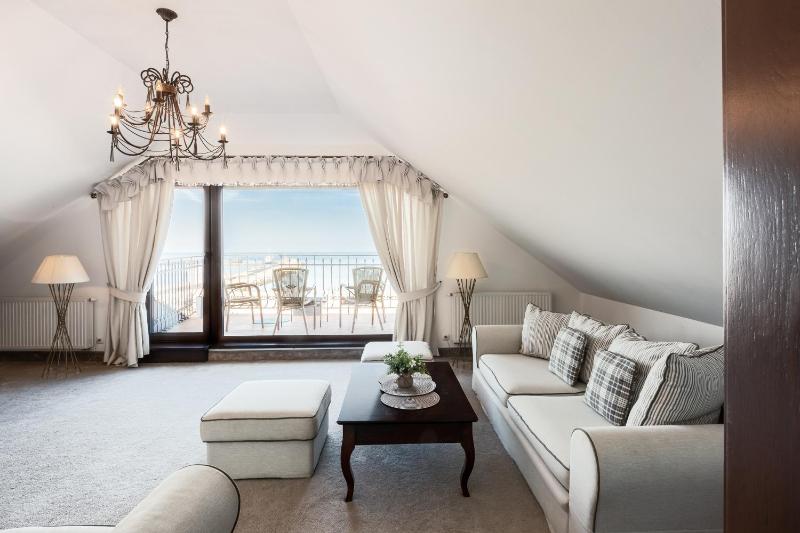 One-Bedroom Apartment with Balcony and Sea View image 3