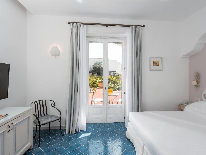 Deluxe Double Room with balcony and Garden View image 3