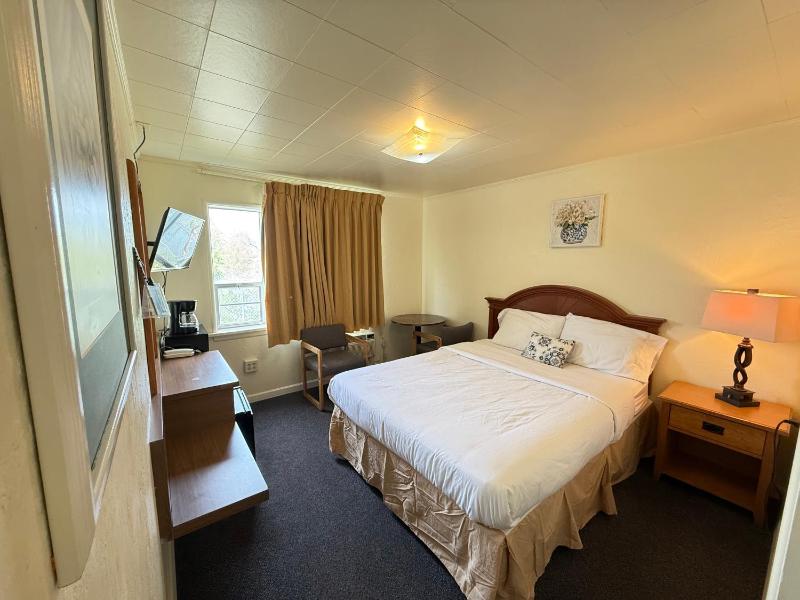 Queen Room image 3