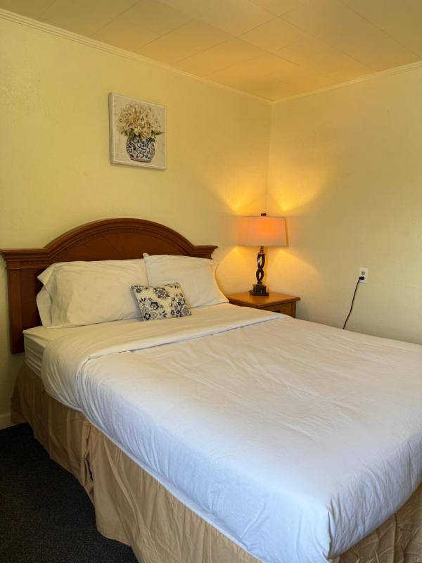 Queen Room image 2