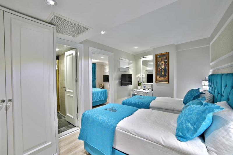 Two Connecting Double Rooms (No View) image 2