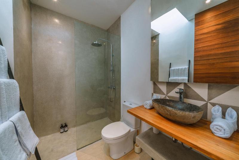 Villa RIZR: Industrial 3BR villa nearby Berawa Beach - image 8