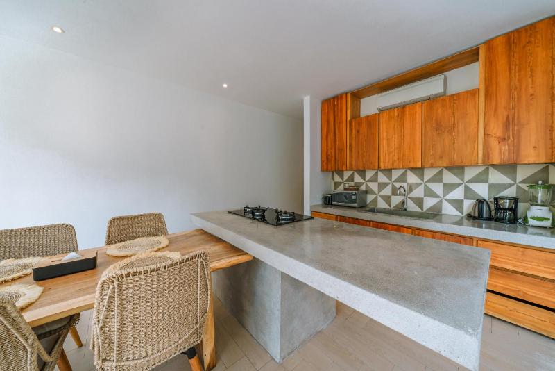 Villa RIZR: Industrial 3BR villa nearby Berawa Beach - image 23