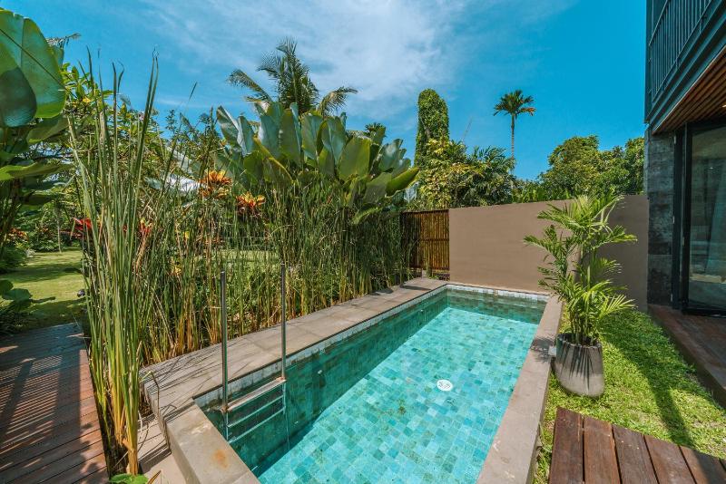 Villa RIZR: Industrial 3BR villa nearby Berawa Beach - image 30