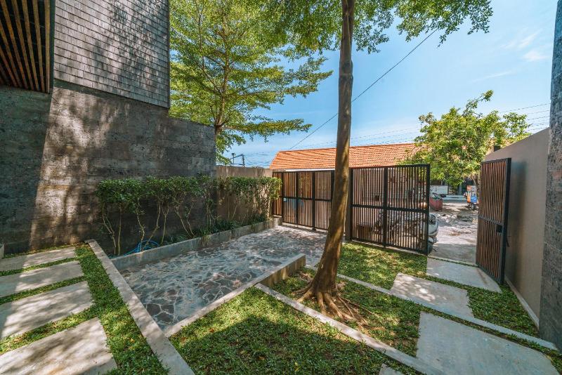 Villa RIZR: Industrial 3BR villa nearby Berawa Beach - image 9