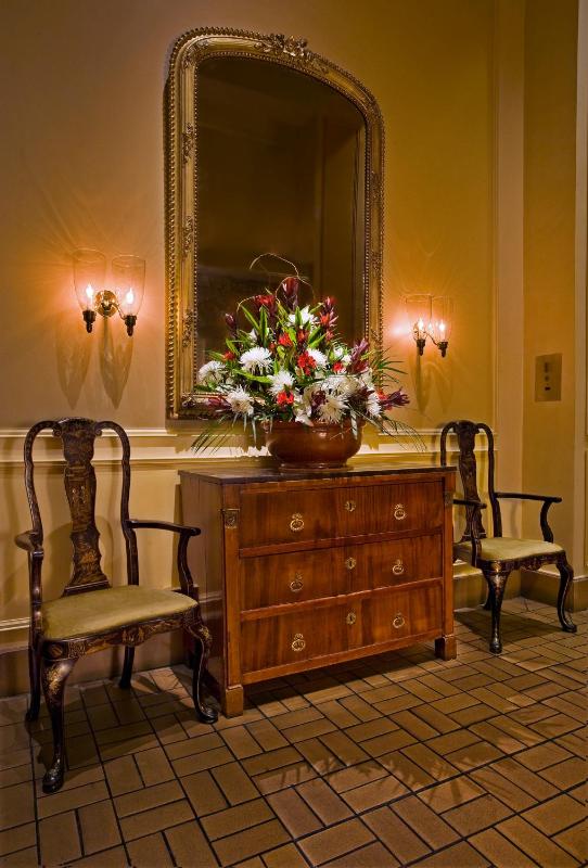 Mayflower Park Hotel - image 16