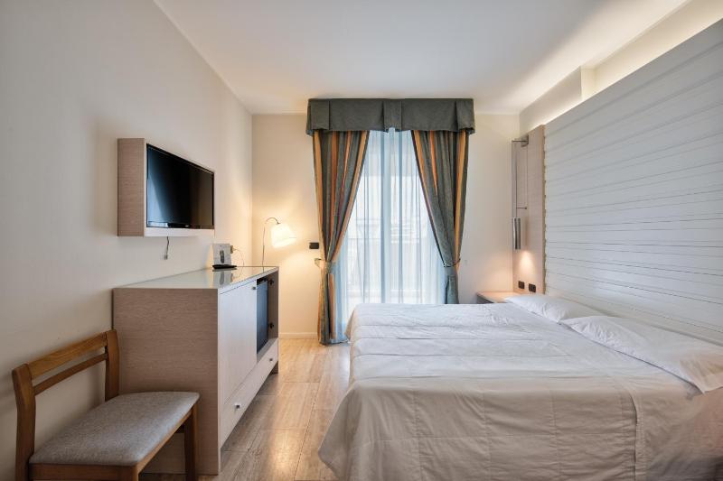 Double or Twin Room image 4