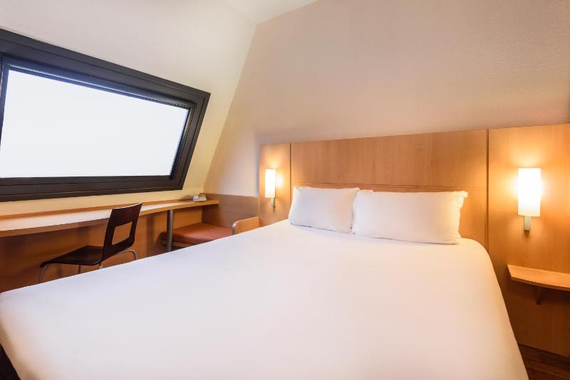 Standard Double Room image 3