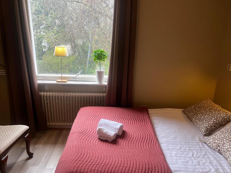 Double room with 140 cm double bed with shared WC and shower image 4