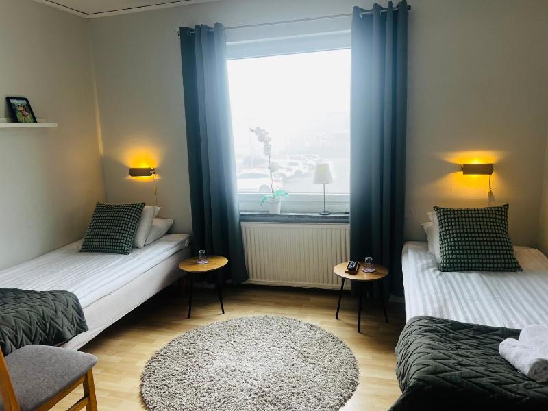 Double room with 140 cm double bed with shared WC and shower image 1