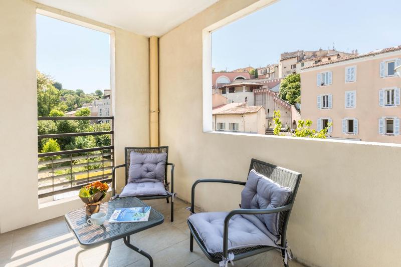 Prestige King Room with Balcony - Non-Smoking image 2